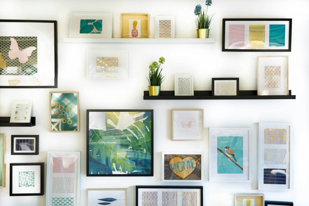 Infographic showing 6 kid-friendly 3D art display methods: floating shelves, shadow boxes, acrylic risers, tabletop easels, wire displays, and rotating stands