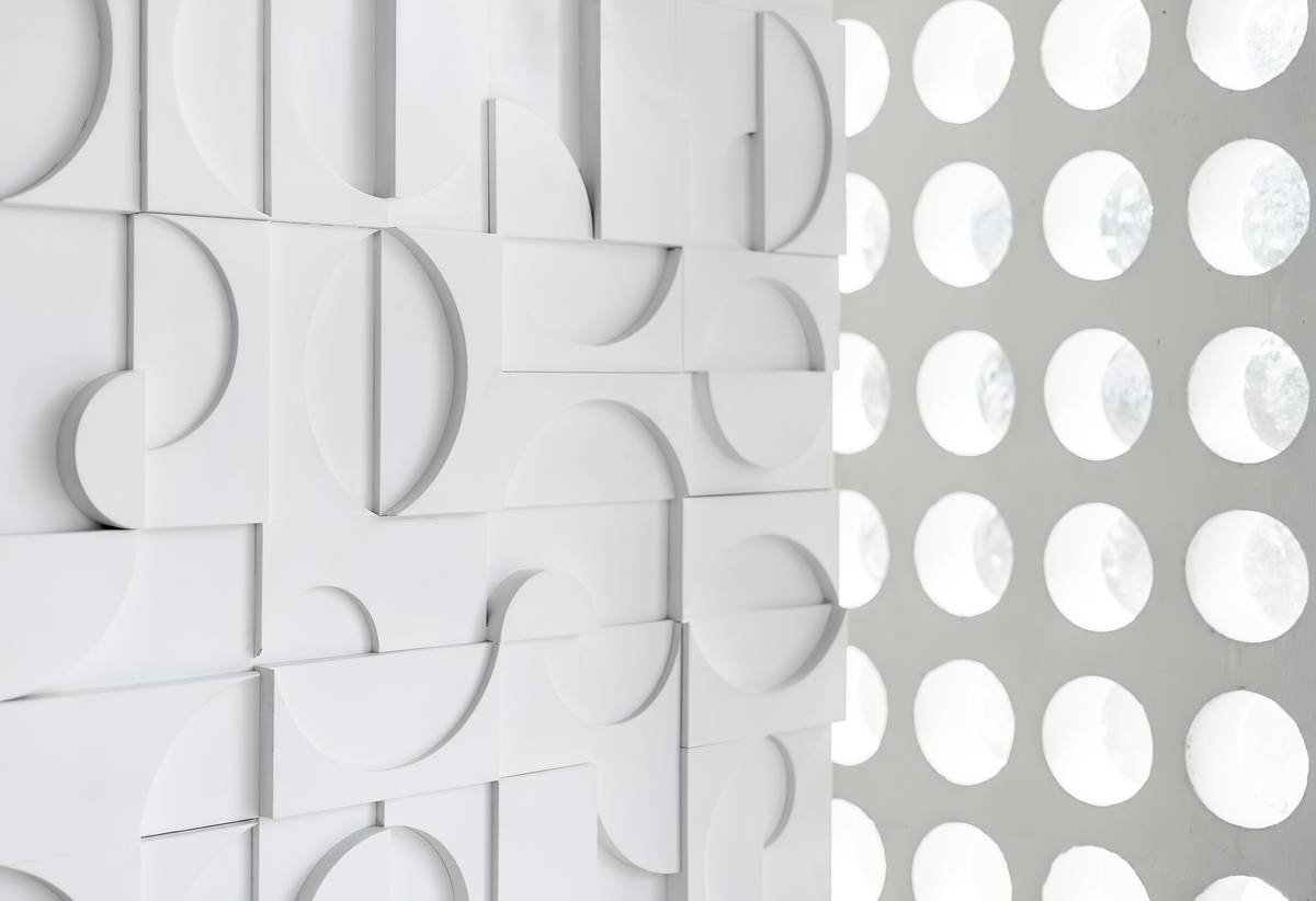 Infographic showing the four elements of 3D art: form, space, texture, and light interaction in home decor contexts